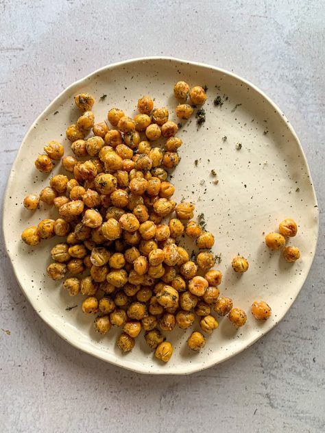 Dill Pickle Crispy Chickpeas - The Dietitian Feed Dill Pickle Chickpea Salad, Ranch Chickpeas, Chickpea Snacks, Dill Recipes, Crunchy Chickpeas, Grain Bowls, Spiced Chickpeas, Crispy Chickpeas, Quinoa Bowl