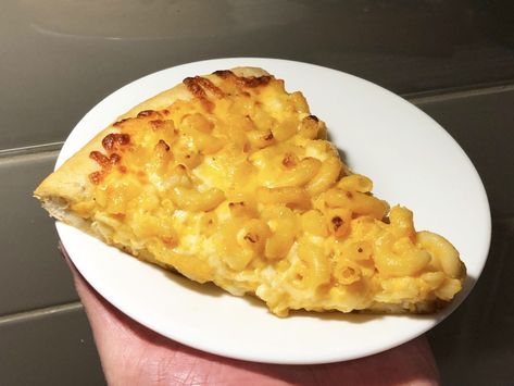 Mac N Cheese Pizza Recipe, Mac And Cheese Pizza Recipe, Weird Pizza Recipes, Macaroni Pizza Recipe, Macaroni Pizza, Craving Recipes, Macaroni And Cheese Pizza, Mac N Cheese Pizza, Weird Pizza