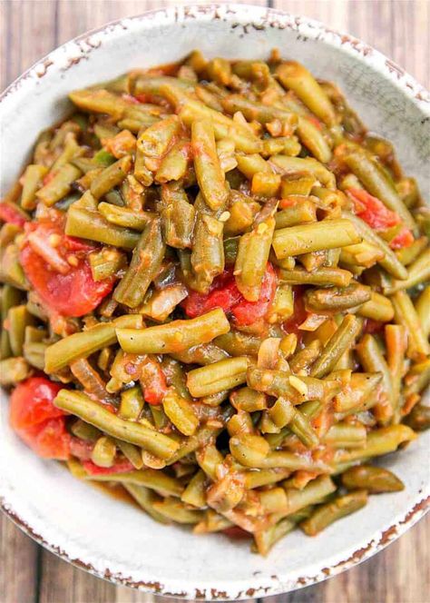 Creole Green Beans Recipe - transform canned green beans into something amazing! Green beans, bacon, onion, green pepper, brown sugar, mustard, stewed tomatoes, and Worcestershire sauce. SO good! I could make a meal out of these green beans! Great with chicken, pork, and beef. Ready in 20 minutes! #greenbeans #vegetable #sidedish #tomatoes Cajun Green Beans Recipe, Green Beans Bacon Onion, Green Beans Bacon, Canned Green Beans, Cajun Dirty Rice, Southern Green Beans, Green Beans Recipe, Green Beans With Bacon, Can Green Beans