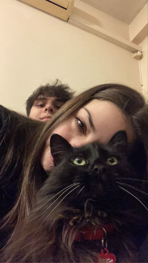 pareja con gato negro Future Love, Cute Relationship Photos, The Love Club, My Kind Of Love, Boyfriend Goals, Love My Boyfriend, Photo Couple, Dream Boy, Future Boyfriend