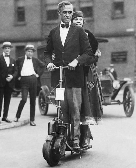 The 1915 Autoped Motorized Scooter – The World's First Powered Production Scooter Rare Historical Photos, 캐릭터 드로잉, Motor Scooters, Cool Motorcycles, Foto Vintage, Negroni, Vintage Motorcycles, Stonehenge, Retro Cars