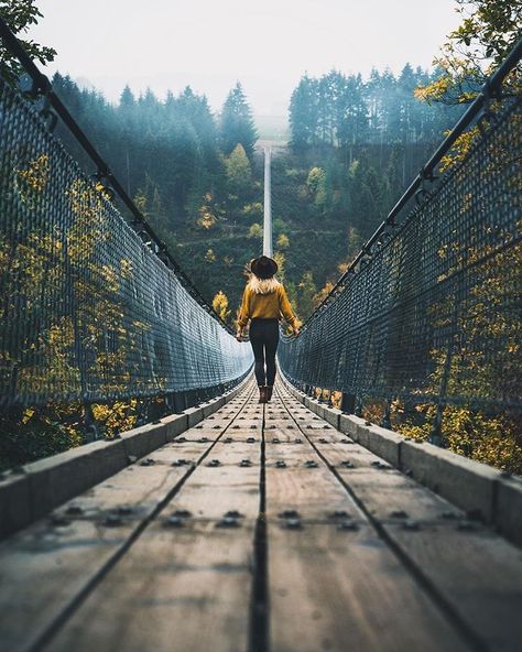 Travel Pose, Deco House, Bridge Photography, Bridge Pose, Travel Pictures Poses, Foto Poses, Portrait Photography Poses, Suspension Bridge, Instagram Photo Inspiration