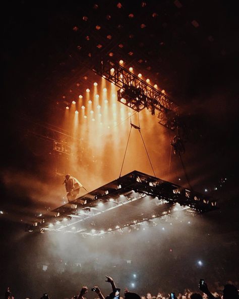 We Love Kanye West Kanye West Music, Kanye West Photo, Kanye West Concert, Rapper Fashion, Kanye West Wallpaper, American Rappers, Music Wallpaper, Wallpaper Downloads, Record Producer