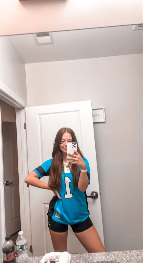 Football Player Halloween Costume Girl, Football Halloween Costume For Women, Soccer Player Halloween Costume, Casual Halloween Outfits Costumes, Sports Halloween Costumes, Soccer Player Costume, Football Player Halloween Costume, Soccer Costume, Football Player Halloween