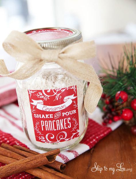 Make these Cinnamon Shake & Pour pancakes in a jar. It's the perfect gift idea for the holidays! Cindy from Skip to My Lou shows us how! Cinnamon Shake, Homemade Pancake Mix, Jar Recipes, Christmas Neighbor, Neighbor Christmas Gifts, Mason Jar Gifts, Edible Gifts, Pancake Mix, Cadeau Diy