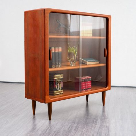 Mcm Furniture, Deco Retro, Glass Display, Mid Century Modern Decor, Funky Furniture, Retro Furniture, Glass Cabinet, Retro Home Decor, Furniture Inspiration