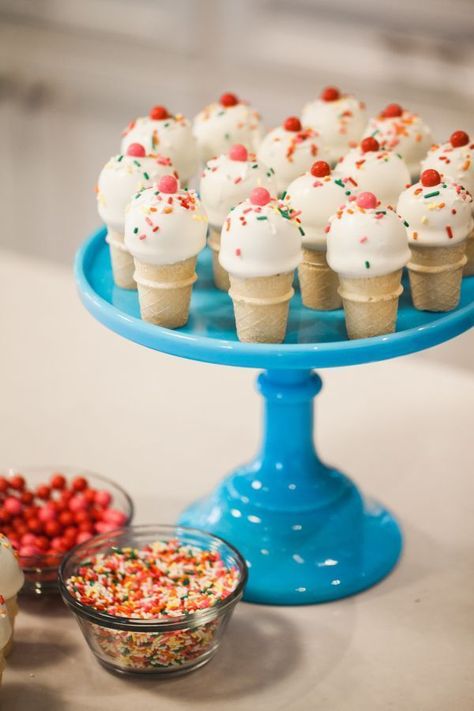 Cone Cake Pops, Ice Cream Cone Cake Pops, Red Velvet Ice, Make Cake Pops, Red Velvet Ice Cream, Cone Cake, Cake Pop Tutorial, Ice Cream Cone Cake, Mini Ice Cream Cones