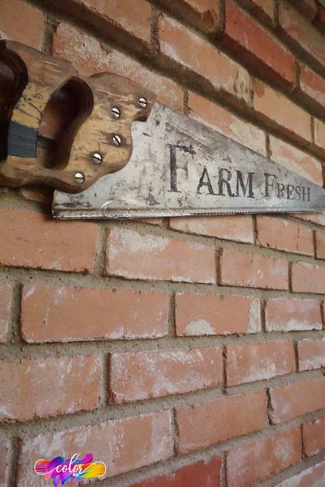 Repurposed Tools, Hand Saw Art Ideas, Rustic Furniture Decor, Barn Crafts, Hand Saws, Barn Wood Projects, Traditional Paint, Simple Wall Decor, Farm Tools