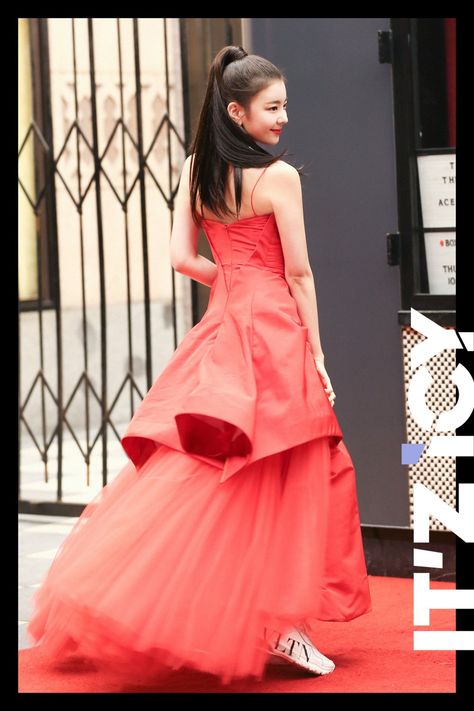 Contemporary Outfits, Red Outfit, Glam Fashion, Kpop Girl Groups, New Girl, Korean Girl, Kpop Girls, Dress To Impress, One Shoulder Formal Dress