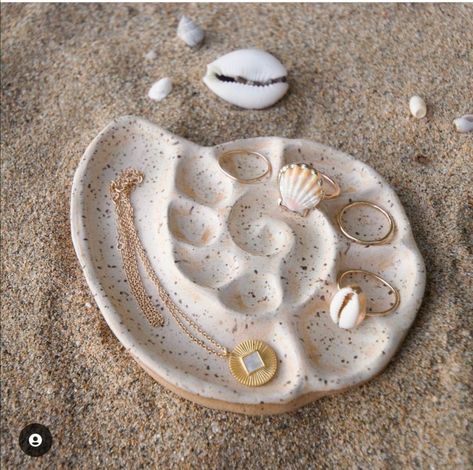 Clay Jewellery Holder, The Nautilus, Diy Air Dry Clay, Air Dry Clay Projects, Clay Diy Projects, Pottery Crafts, Diy Pottery, Clay Art Projects, Ceramics Ideas Pottery