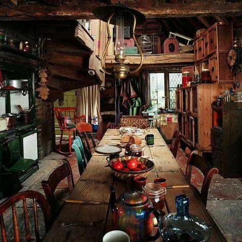 The Burrow (Weasley's house), kitchen Dark Hogwarts, Hp Visuals, Enchanted Aesthetic, Harry Potter Kitchen, Hp Aesthetic, Weasley Aesthetic, Weasley Family, Gryffindor Aesthetic, The Burrow