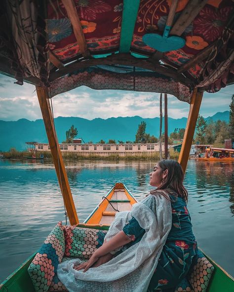 Lake Photography Ideas, Colour Harmony, Kashmir Trip, Kashmir Tour, Dal Lake, Say No To Plastic, Snow Photoshoot, Lake Photoshoot, Travel Pose