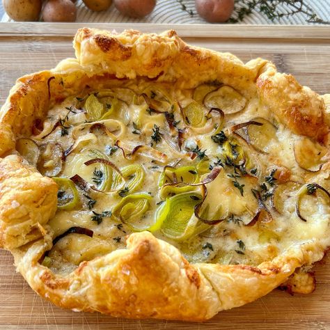 Potato Leek Puff Pastry, Potato Leek Galette, Potato And Leek Pie, Leek Puff Pastry, Galette Recipes, Phyllo Recipes, Baking Pies, Cauliflowers, Leek Recipes