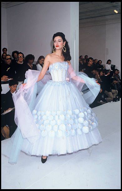 Vintage Chanel Runway, Chanel Gown, Chanel Runway, 90s Runway Fashion, Runway Fashion Couture, Collection Couture, Vintage Runway, Chanel Dress, Carla Bruni