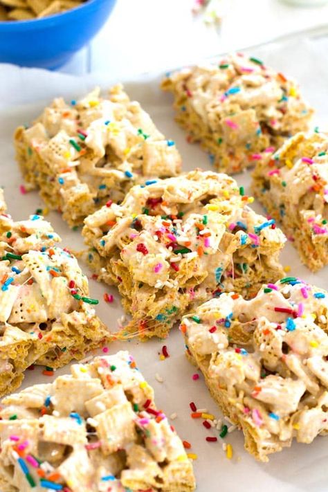 Funfetti marshmallow crispy treats made with Chex, marshmallows and rainbow sprinkles. Deliciously thick and soft with a hint of vanilla! Rice Crispy Treats Healthy, Vegan Rice Crispy Treats, Cereal Bars Homemade, Sprinkle Gender Reveal, Chocolate Rice Crispy Treats, Chocolate Rice Crispy, Cereal Bars Recipes, Crispy Treats Recipe, Marshmallow Cereal