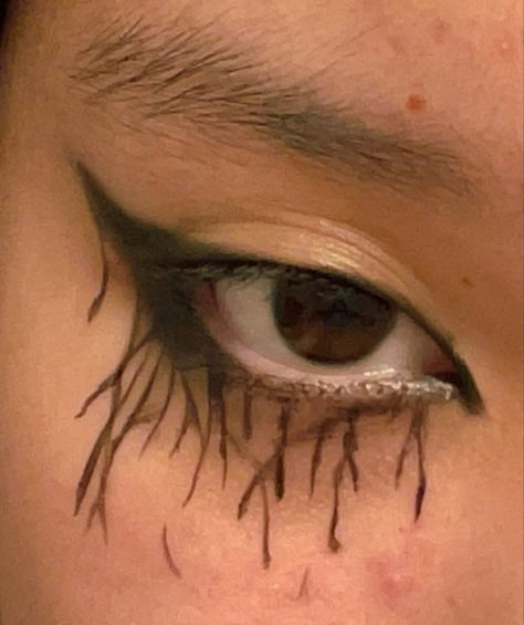 Bone Eyeliner, Eyeliner For Men, Witchy Eyeliner, Alt Eyeliner Styles, Weird Eyeliner, Heavy Metal Eyeliner, Metal Concert Makeup, Messy Eyeliner, Florence Makeup