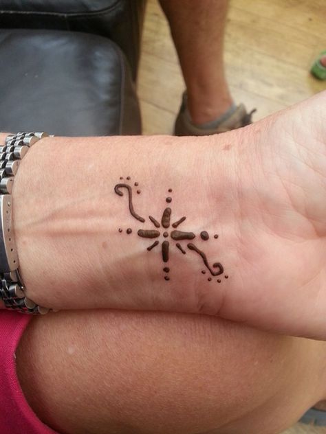 Star henna Space Henna Tattoo, Henna Tattoo Designs Taylor Swift, Easy Wrist Henna, Easy Flower Henna Designs, Easy Hannah Tattoos, Henna For Wrist, Henna Flower Simple, Cute Small Henna Designs Hand, Easy Hannah Designs