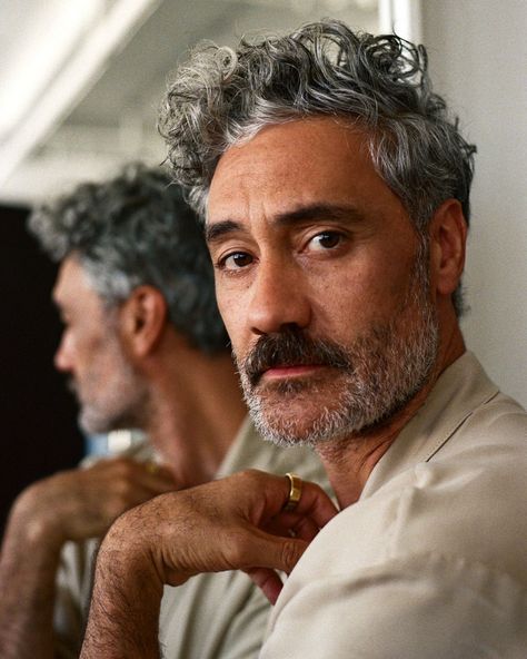 The New York Times on Instagram: “Taika Waititi has a lot on his plate. While editing Marvel’s “Thor: Love and Thunder,” the writer, actor and Oscar-winning director spent…” The King Of Comedy, Rhys Darby, King Of Comedy, Alternative Comics, Not In Love, Taika Waititi, Older Man, In Love With Him, Making Film