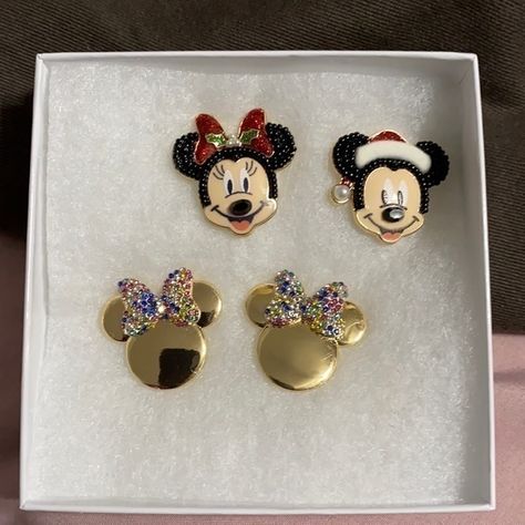 New In Box Disney Bauble Bar Earrings. Perfect For A Disney Fan And Perfect Holiday Gift. Measurements About 1 Inch Across And 1 Inch In Height Bauble Bar Earrings, Disney Baubles, Mickey Mouse Outline, Snow White Poison Apple, Mickey Mouse Silhouette, Mickey Earrings, Apple Earrings, Bauble Bar, Disney Earrings