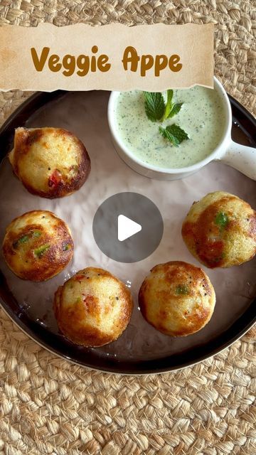 𝓐𝓷𝓴𝓲𝓽𝓪 𝓼𝓲𝓷𝓰𝓱 on Instagram: "Yummiest Appe Within 25 Mins Just Try Them 🥰

Ingredients 
1 big Cup Sooji
1/2 Cup Curd
1/2 Cup water 
mix well n
Leave it for 15 mins

For tadka 
1 Spn Oil
1/2 Spn Sarson
Kadhi Patta
Add your fav Veggies
Capsicum 
Carrot 
Tomato 
Onion 
Cook for 2 mins 

Add these fried veggies in batter 
mix well

Add 1 spn Salt 
1 Spn Chat Masala
N at last 1/3 Spn Baking soda 

Mix N Transfer it to Greased Appe Maker 

Cook both sides for 5-6 min 
on med to low flame 
Serve With Green Chutney 

#easybteakfast #breakfastidea #breakfast #yummybreakfast #easyappe #appe" Ankita Singh, Chat Masala, Fried Veggies, Indian Breads, Veggie Fries, Batter Mix, Indian Bread, Green Chutney, Water Mixes