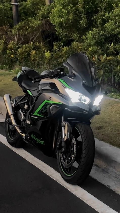 Motor Ninja Zx25r, Ninja Bike, Guys Fashion Casual, Kawasaki Ninja 650, Image Moto, Ninja 650, Bike Aesthetic, Motorcycle Aesthetic, Pretty Bike