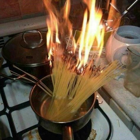 Baking Fails, Cooking Fails, Kitchen Nightmares, How To Make Spaghetti, Iron Chef, Weird Food, Kitchen Humor, 웃긴 사진, Gordon Ramsay