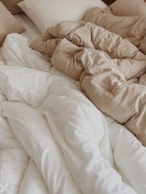 Beige Sheets Aesthetic, Bed Sheets Aesthetic White, Aesthetic Bed Pictures, Fluffy Bed Aesthetic, Bed Sheets Beige, Comfy Bed Aesthetic, Beige Minimalist Aesthetic, Beige Bed Sheets, Post Wallpaper