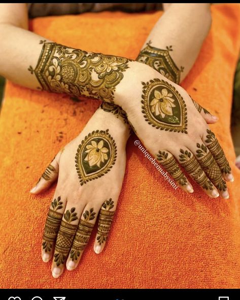 Marwadi Mehendi Designs, Minimal Mehendi, Henna Engagement, Mayo Dress, Jewelry Journal, Designer Mehndi, Round Mehndi Design, Hand Mehendi, Short Mehndi Design