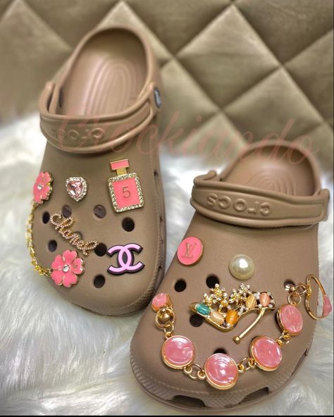 Croc Jibbitz Ideas Baddie, Brown Crocs Aesthetic, Beige Crocs With Jibbitz, Brown Crocs With Jibbitz, Brown Crocs With Charms, Beige Crocs With Charms, Bone Color Crocs With Charms, Cute Outfits With Crocs, Leopard Crocs With Charms