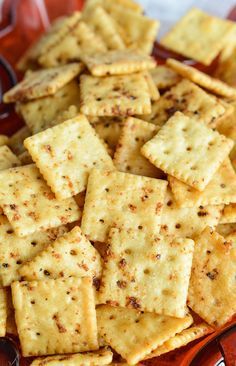 Throw a fun holiday party with Mocktails and Zesty Italian Seasoned Crackers! A mocktail beverage station is perfect for adults and kids. And these flavorful crackers are great for snacking on before the holiday feast! Party Snacks For Adults Appetizers, Seasoned Saltine Crackers, Seasoned Crackers, Easy Snacks For Kids, Homemade Crackers, Cracker Snacks, Cracker Recipes, Homemade Snacks, Snack Mix