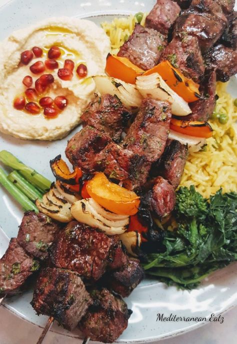 Greek Steak Kabobs, Mediterranean Grill Recipes, Mediterranean Bbq Ideas, Mediterranean Beef Kabobs, Grilled Beef Kabobs, Mediterranean Beef, Beef Kabob Recipes, Beef Kebabs, Greek Dinners