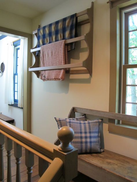 . Shaker Farmhouse, Cheap Decor Ideas, Modern Shaker Style, Shaker Interior, Primitive Shelf, Primitive Bedroom, Shaker Design, Journal Magazine, Quilt Rack