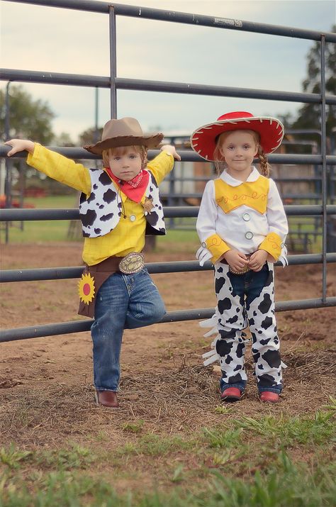 Jessie & Woody (courtesy of www.firewifephotography.com) Woody And Jessie Costumes, Jessie And Woody, Jessie Halloween Costume, Jessie Halloween, Disfraz Toy Story, Cupcake Costume, Halloween Costumes Scarecrow, Sibling Costume, Woody Costume