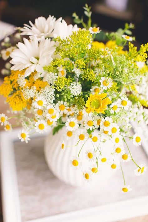 21 Wedding Centerpieces That Will Totally Inspire You Spring Flower Arrangements Centerpieces, Flowers Daffodils, Yellow And White Flowers, White Flower Arrangements, Spring Flower Arrangements, Yellow Wedding Flowers, Flower Arrangement Designs, French Coffee, Proven Winners