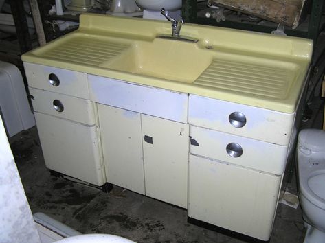 They don't make these anymore, but this is the type of sink I want for my kitchen. It provides ample wet working space for dirty and clean dishes, keeping the water away from the wood. I'm going to have to start haunting the junkyards to find one of these. Double Drainboard Kitchen Sink, Repaint Cabinets, Youngstown Kitchen, Kitchen Sink Drainboard, Vintage Kitchen Sink, Vintage Farmhouse Sink, Cast Iron Kitchen Sinks, Metal Kitchen Cabinets, Steel Kitchen Cabinets