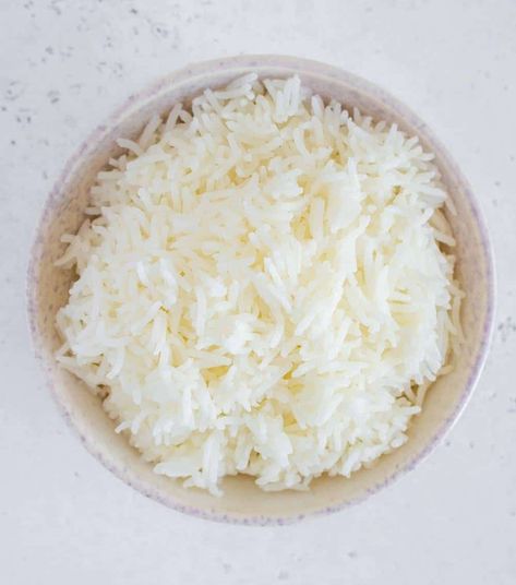 top view of cooked basmati rice in a bowl Rice On The Stove, Dry Rice, Perfect Rice, Healthy Fitness Meals, Poached Chicken, Clam Recipes, Cooking White Rice, Healthy Grains, Clam Chowder