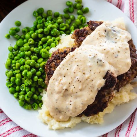 Hamburger Steak with Country Gravy - Spicy Southern Kitchen Best Hamburger Steak Recipe, Best Hamburger Steak, Country Gravy Recipe, Hamburger Steak Recipes, Hamburger Gravy, Spicy Southern Kitchen, Country Gravy, White Gravy, Easy Dinner Recipes Crockpot