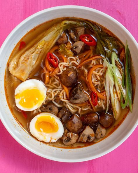 Slow Cooker Vegetable Thai Ramen - Beat the budget Ramen Recipes Vegetarian, Ramen Slow Cooker, Slow Cooker Ramen, Thai Ramen, Ramen Dish, Vegetable Ramen, Vegetarian Ramen, Ramen Dishes, Healthy Budget