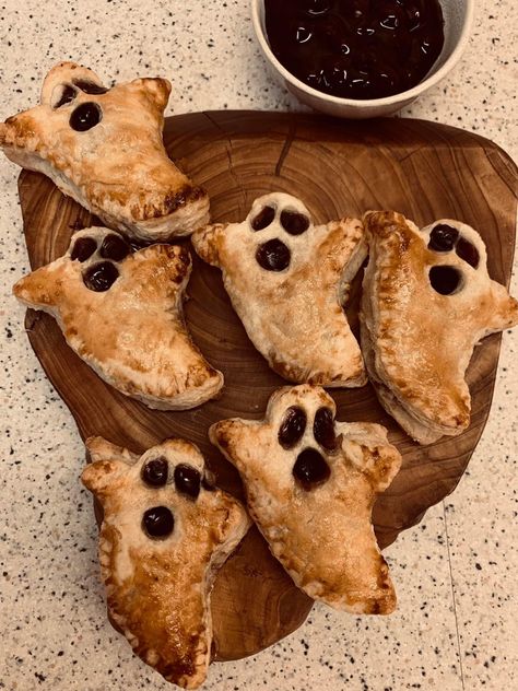 Ghost Pastries, Halloween Baked Goods, Fried Pastry, Halloween Sweets, Pretty Dessert, Little Ghost, Ghost Face, Halloween Food For Party, Halloween Food