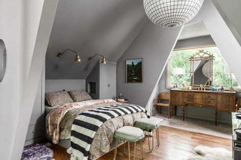 Louisa Pierce’s Oak Hill estate Slanted Ceiling Bedroom Ideas, Bedroom Ideas Slanted Ceiling, Bedrooms With Slanted Ceilings, Bedroom With Slanted Ceiling, Bedroom Slanted Ceiling, Room With Slanted Ceiling, Bedroom Sloped Ceiling, High Ceiling Bedroom, Slanted Ceiling Bedroom