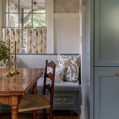 The Expert - Dutch Blue Cabinets Connect This 1930s Colonial Revival to Its Roots Dutch Colonial Revival, Seating In Kitchen, Colonial Revival House, Colonial Kitchen, Dutch Blue, Country Dining, Dutch Colonial, Cottage Kitchens, Blue Cabinets