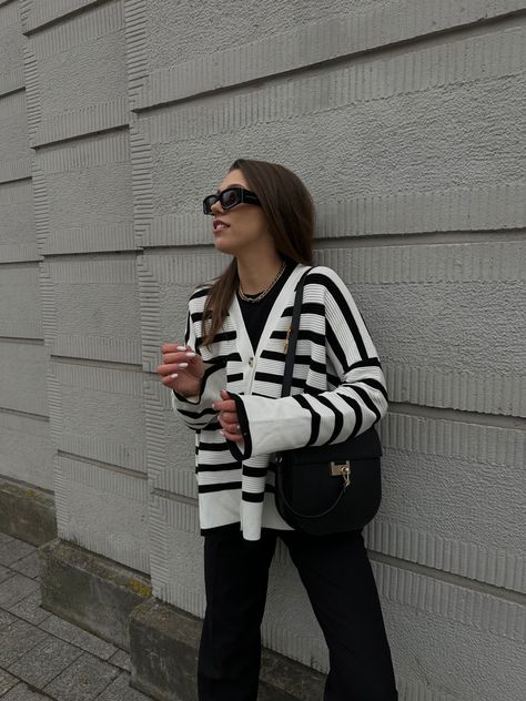 Striped Cardigan Outfit, Striped Sweater Black, Waistcoat Outfit, Knit Sweater Outfit, French Street Fashion, French Street, White Look, Ootd Inspo, Cardigan Outfits