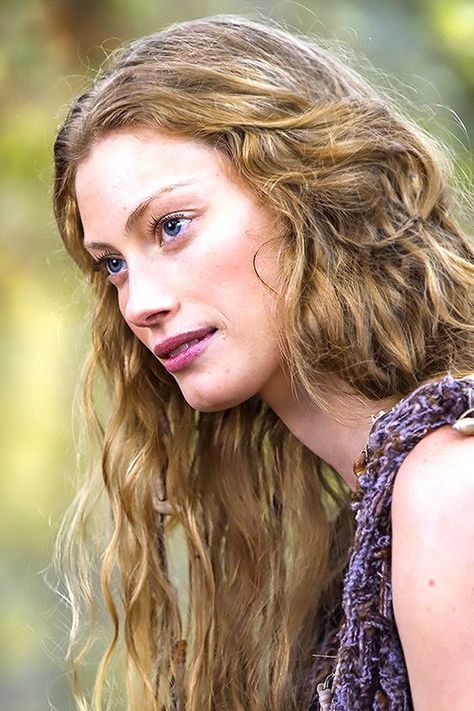 Alyssa Sutherland, Vikings Show, Viking Character, King Ragnar, Vikings Tv Series, Vikings Tv Show, Aemond Targaryen, Vikings Ragnar, Viking Dress