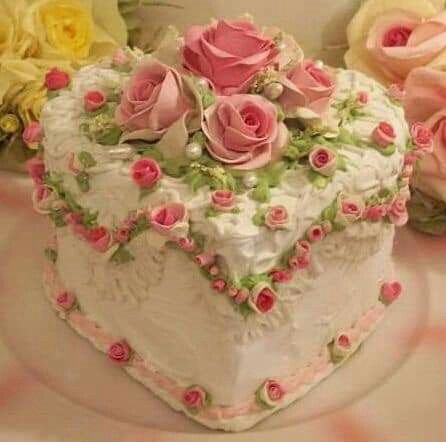 Heart Cake Designs, Vintage Cake Decorating, Victorian Cakes, Floral Cake Design, Shabby Chic Cakes, Vintage Heart Cake, Bolo Vintage, Tea Party Cake, Fantasy Cake