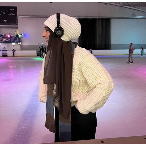 Nawal Sari, Ice Skating Aesthetic, Winter Hijab Outfits, Skate Outfit, Outfit Muslim, Skating Outfit, Skate Fits, Ice Skating Outfit, Skating Aesthetic