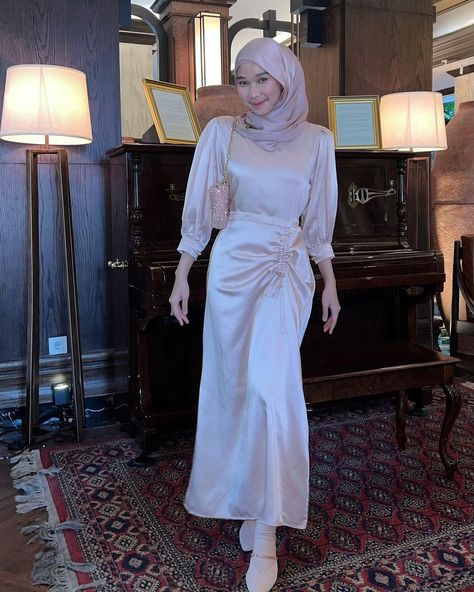 Satin Dress Hijab, Model Baju Bridesmaid Hijab, Model Baju Bridesmaid, Long Sleeve Boho Maxi Dress, Braidsmaid Dresses, Kebaya Modern Dress, Dress Kondangan, Model Gamis, Kebaya Dress