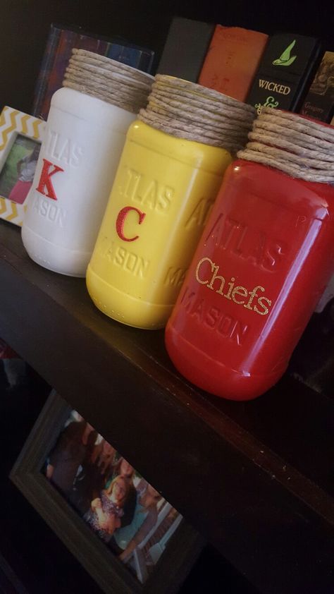 DIY Kansas City Chiefs mason jars Chiefs Decor, Kansas City Chiefs Craft, Chiefs Crafts, Super Bowl Decorations, Football Party Foods, Nfl Gifts, Football Decorations, Flower Pot Crafts, Candy Crafts