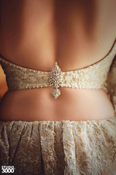 12 Amazing New Things To Do To Your Lehenga That Will Make It Super Unique! Osariya Designs, Saree Blouse Neck Designs, Backless Blouse Designs, Lehenga Blouse Designs, Sari Blouse Designs, Blouse Designs Indian, Backless Blouse, Unique Blouse Designs, Saree Blouse Designs Latest