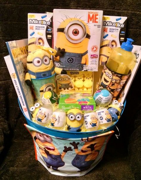 Minion Basket, Minion Plush, Minion Gifts, Minion Mayhem, Candy Themed Party, Happy Christmas Day, Kids Gift Baskets, Plantas Vs Zombies, Easter Basket Fillers