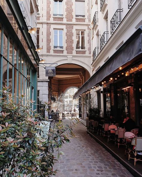 Zigzag on Instagram: “Un petit passage bien agréable en plein cœur du quartier latin. Mention spéciale pour le Relais Odéon, ce restaurant à la charmante…” Street Culture, Street Scenes, Tourist Destinations, Urban Design, City Life, Places To Go, Favorite Places, Restaurant, Paris